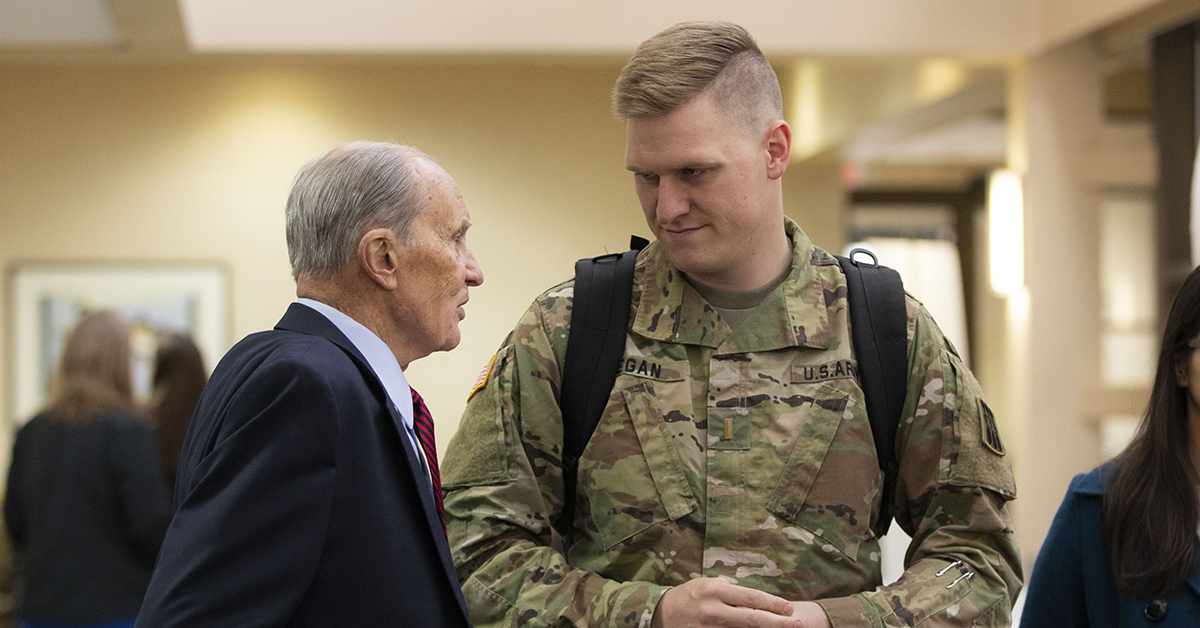 Dr. Mittemeyer, former surgeon general, speaks to current veteran medical student