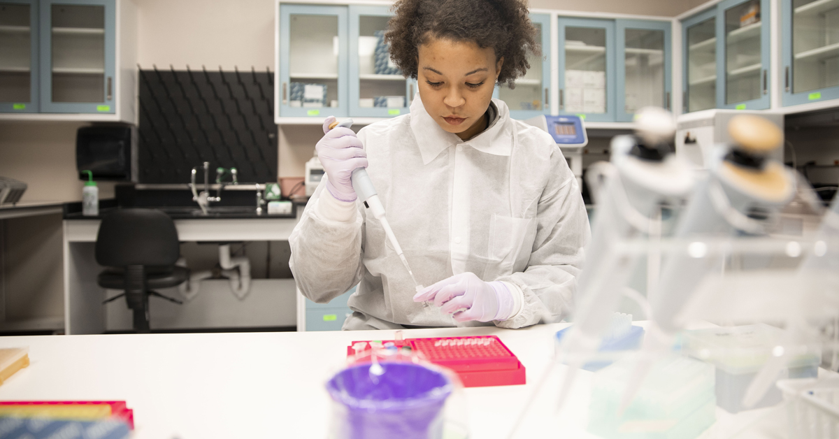 TTUHSC molecular pathology student working in a lab.