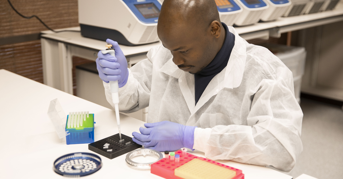 TTUHSC molecular pathology student working in a lab.
