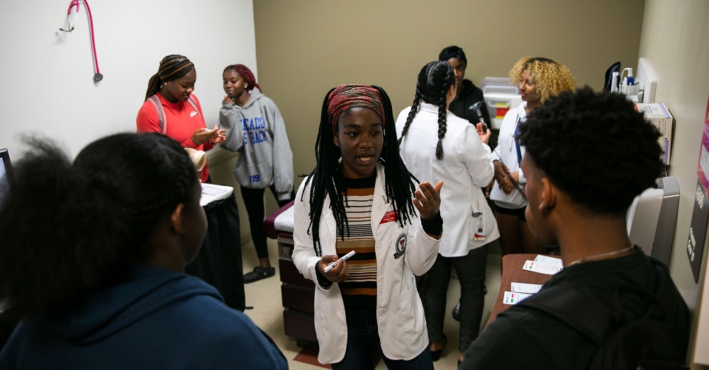 SNMA student teaches high schoolers at TTUHSC's docs for a day minicamp